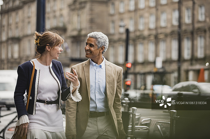 中年夫妇在城市里图片素材