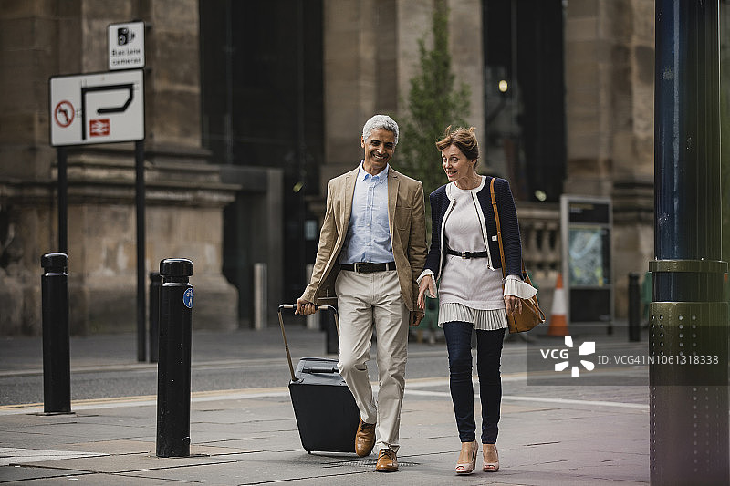 中年夫妇准备周末度假图片素材