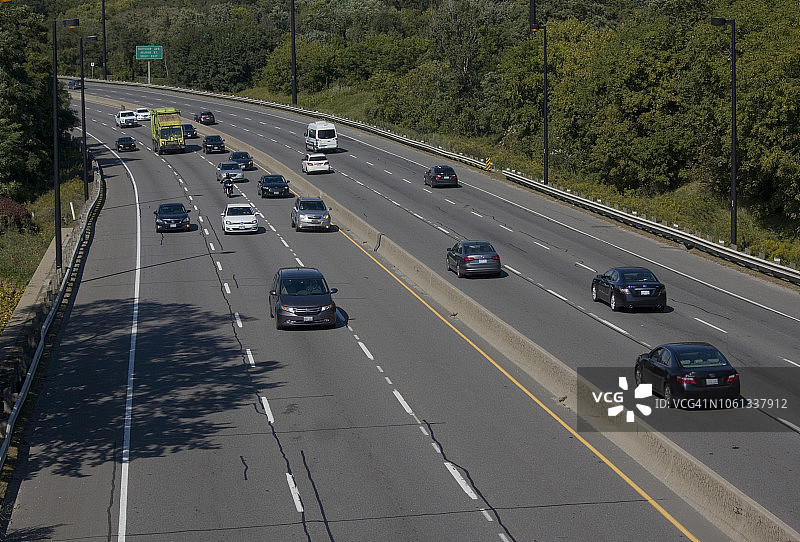 繁忙高速公路上的交通图片素材