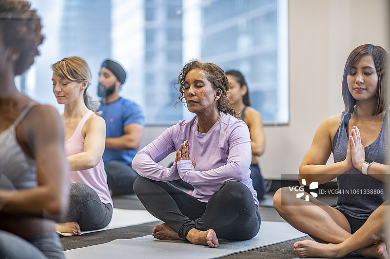 盘腿冥想图片素材