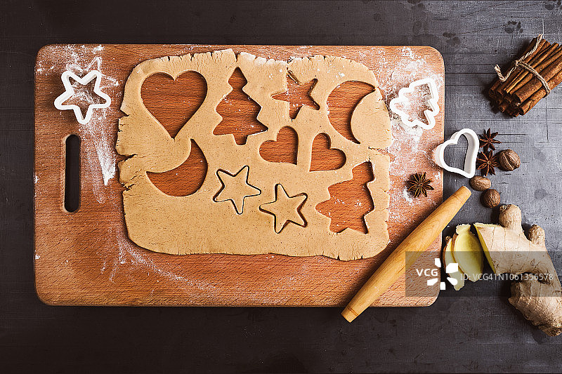 木制砧板上的姜饼圣诞饼干面团图片素材