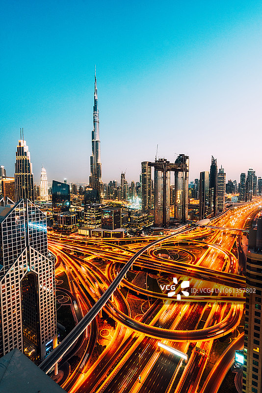 迪拜天际线、交通枢纽与哈利法塔图片素材