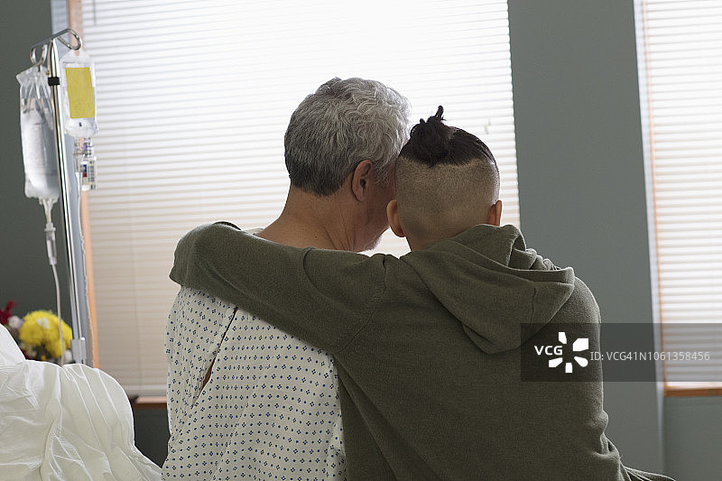 青少年男孩在医院探望爷爷图片素材