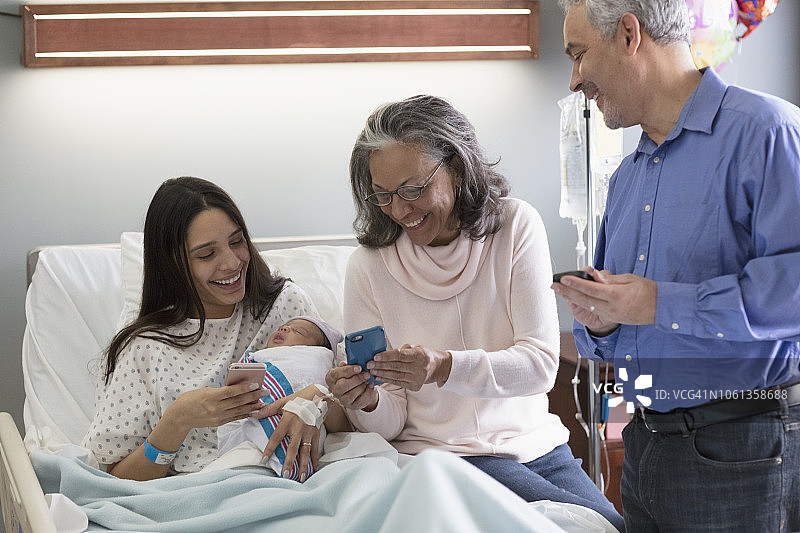 一家人分享新生儿照片图片素材