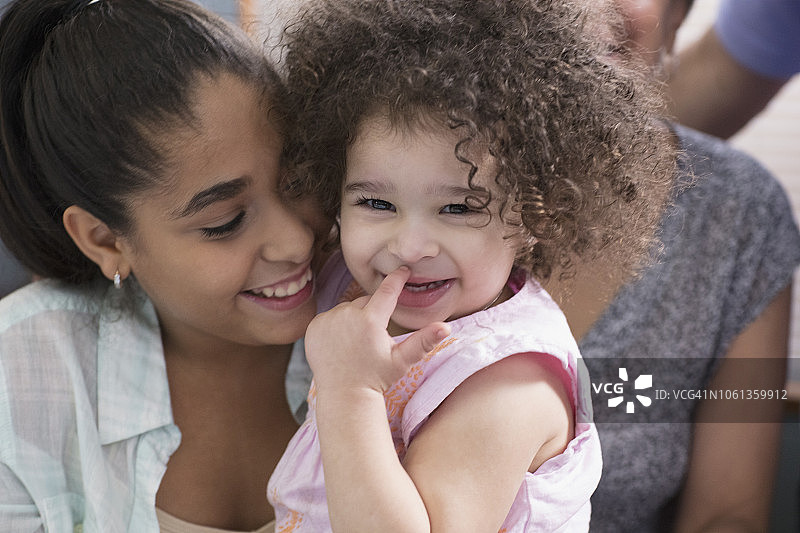 姐姐和妹妹玩耍的快乐时光图片素材