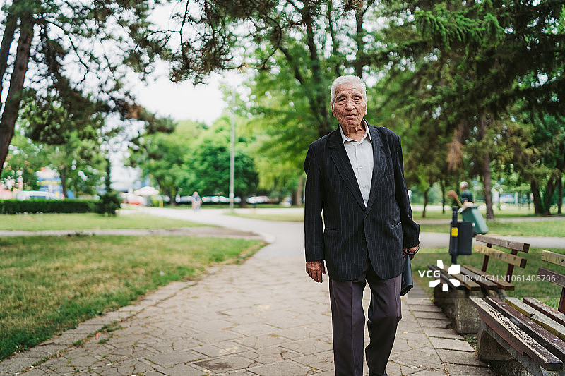 年长的男人在公园里散步图片素材