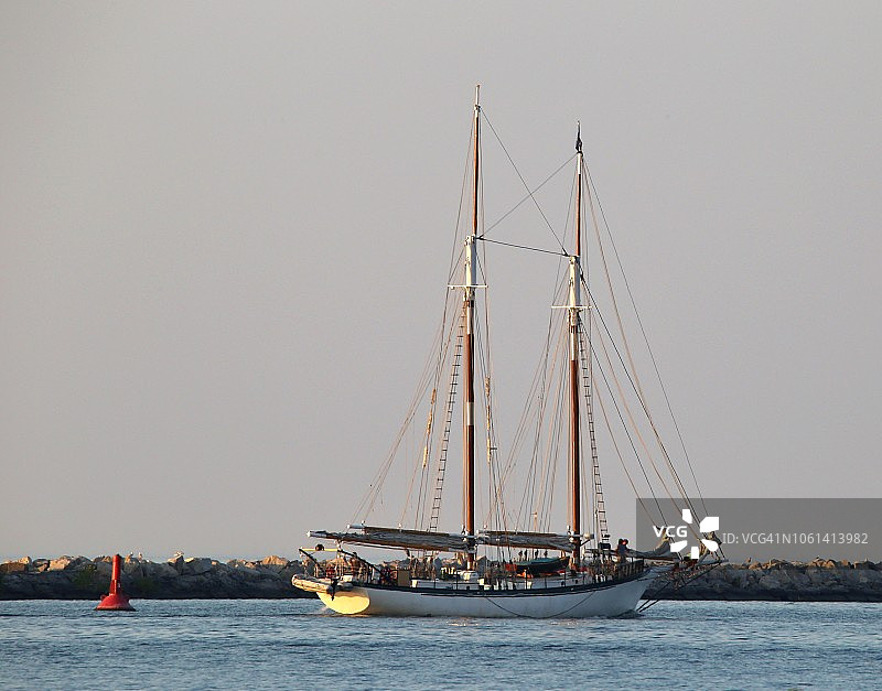 降下风帆的斯科纳帆船图片素材