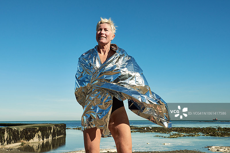 游泳后裹着锡箔毯的女人图片素材