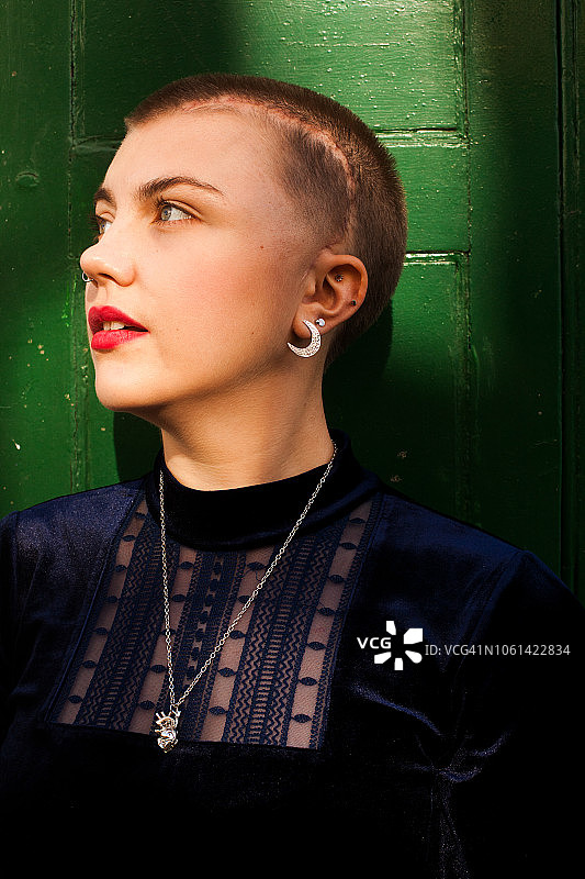 脸上带疤的年轻女子肖像图片素材