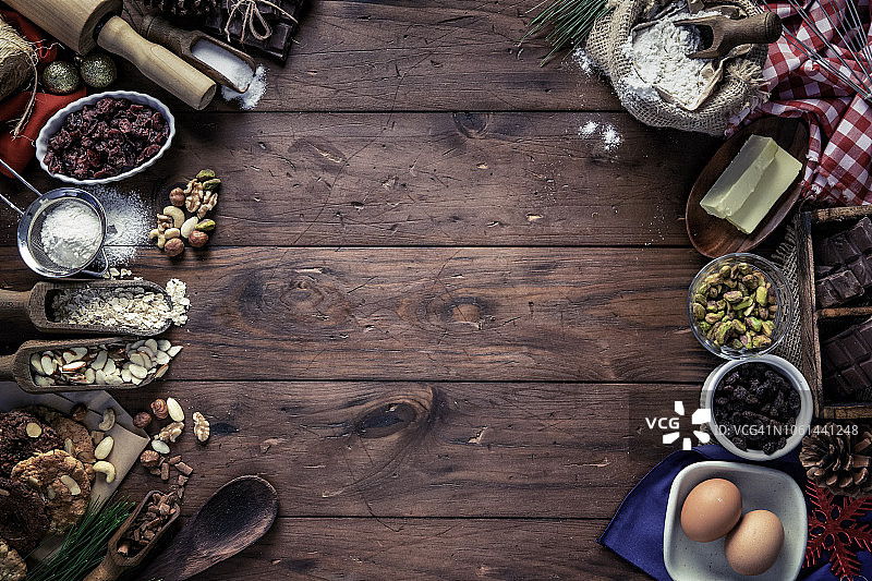 巧克力坚果饼干制作原料，含文案空间框架。圣诞主题图片素材