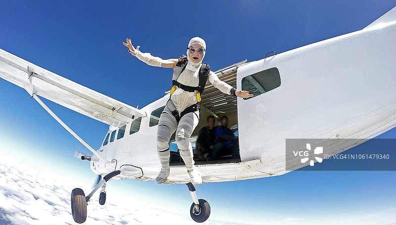 女子装扮成木乃伊跳伞图片素材