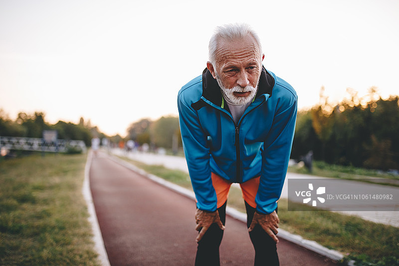 跑步休息的疲惫的老年男人图片素材