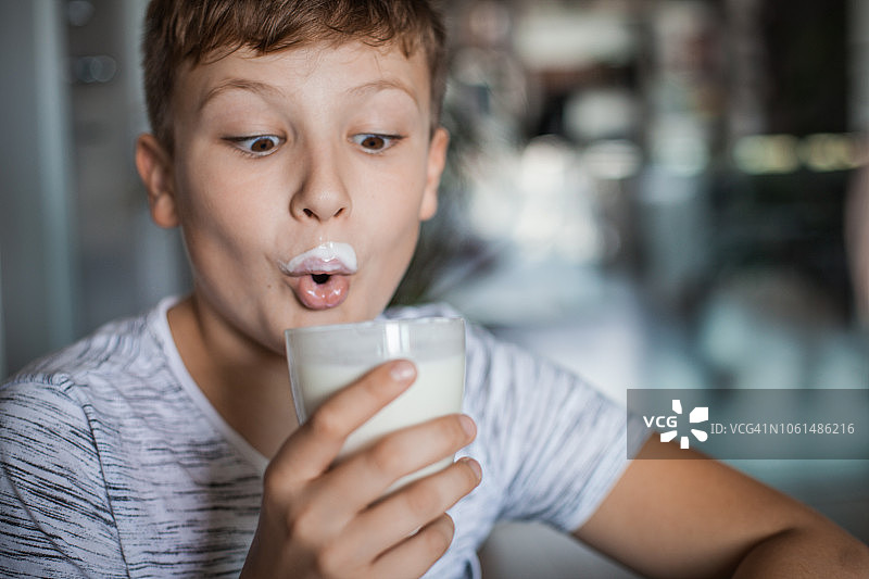 男孩享用一杯酸奶图片素材