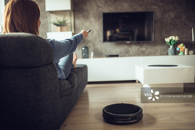 女士在看电视图片素材