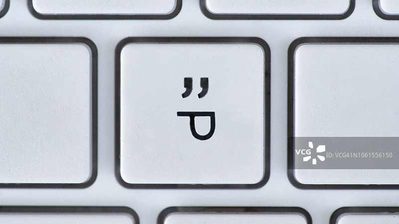 电脑键盘上拟人化的快乐表情图片素材