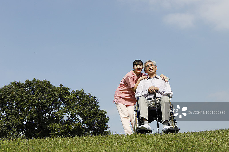 护士和坐在轮椅上的病人图片素材