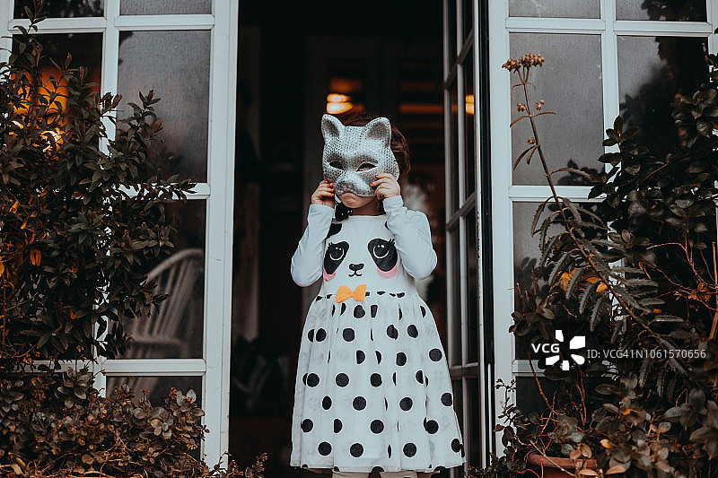 戴口罩的户外小女孩肖像图片素材