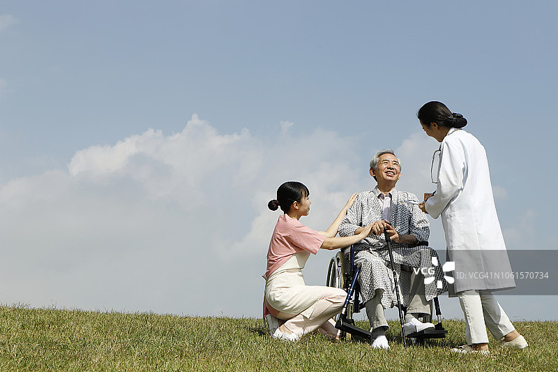 医生和护士帮助乘坐轮椅的病人图片素材