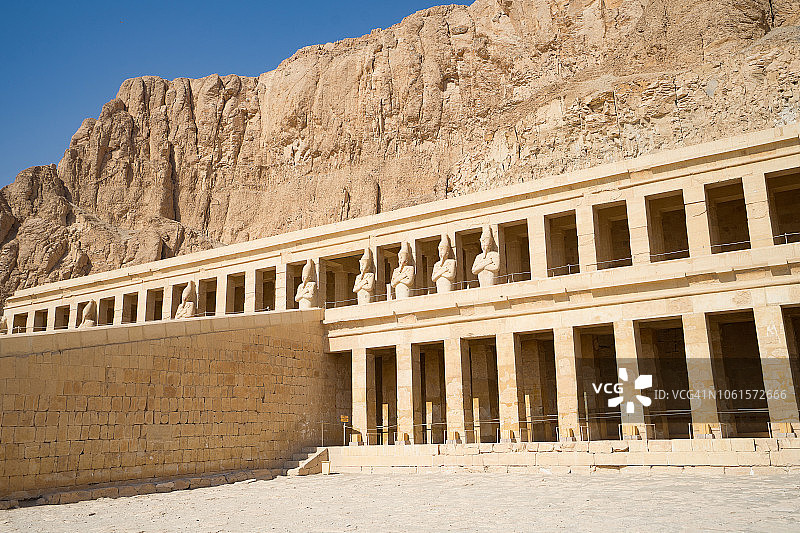 代尔埃尔-巴赫里山谷景观：哈特谢普苏特神庙，卢克索，底比斯，埃及图片素材
