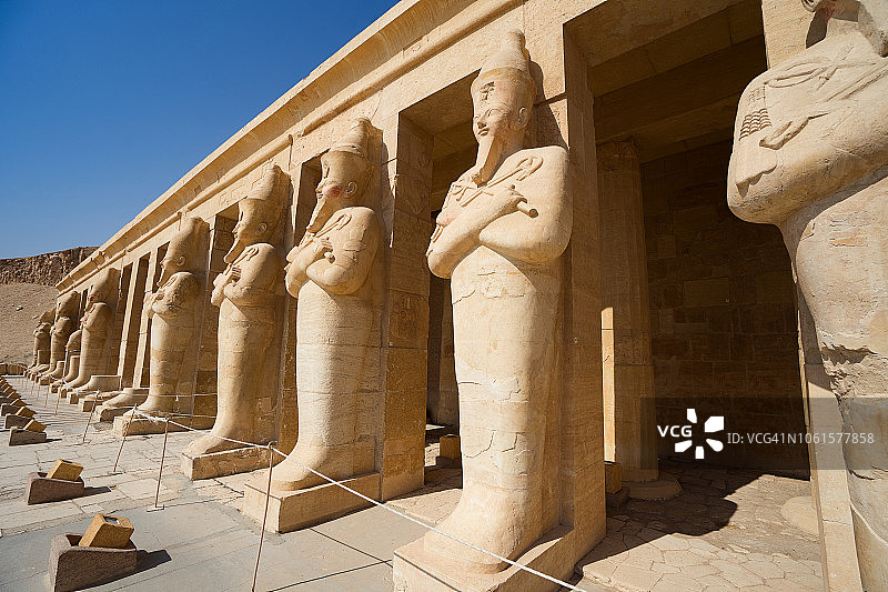 哈特谢普苏特女王在卢克索附近的哈特谢普苏特神庙中装扮成奥西里斯的雕像图片素材
