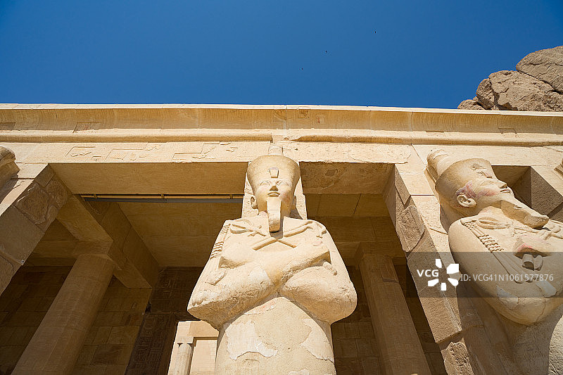 哈特谢普苏特女王在卢克索附近的哈特谢普苏特神庙中装扮成奥西里斯的雕像图片素材
