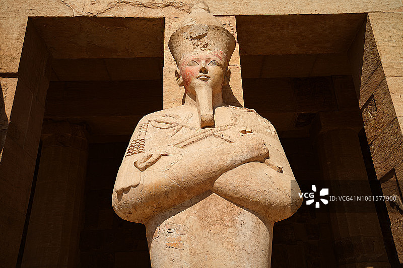 哈特谢普苏特女王在卢克索附近的哈特谢普苏特神庙中装扮成奥西里斯的雕像图片素材