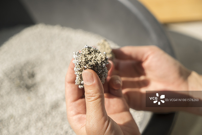 手持猫砂盆图片素材