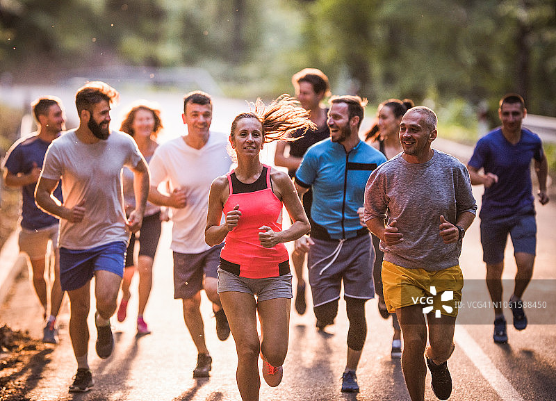 一群马拉松选手在自然中赛跑图片素材