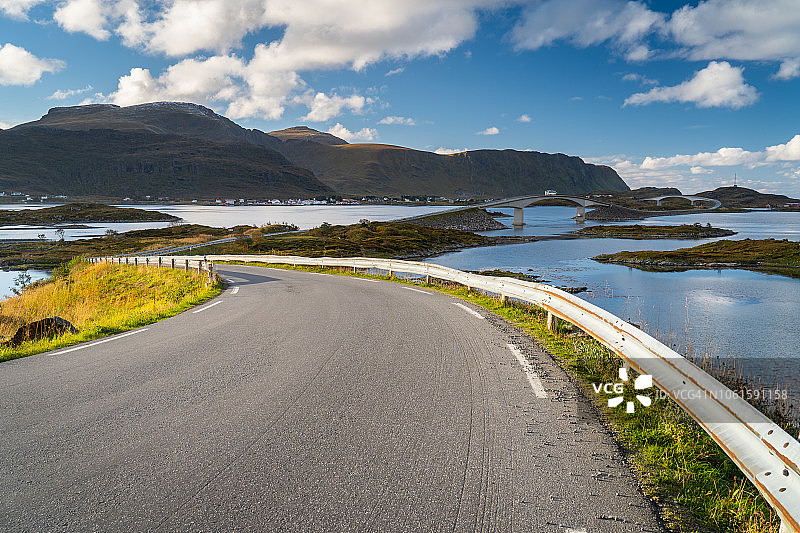 挪威罗弗敦群岛弗雷德旺村美丽的大西洋公路风光图片素材