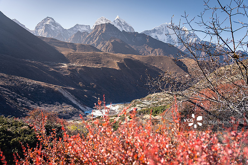 珠穆朗玛峰地区：干得加峰和Thamserku峰图片素材
