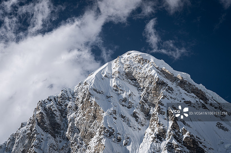 尼泊尔珠穆朗玛峰地区的普莫里山峰图片素材