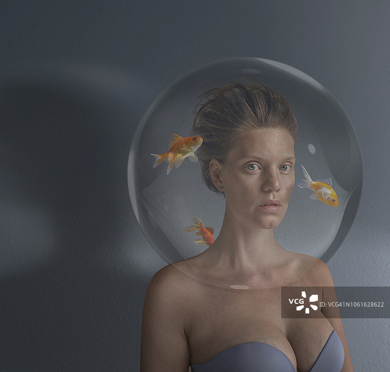 年轻女性的超现实肖像图片素材