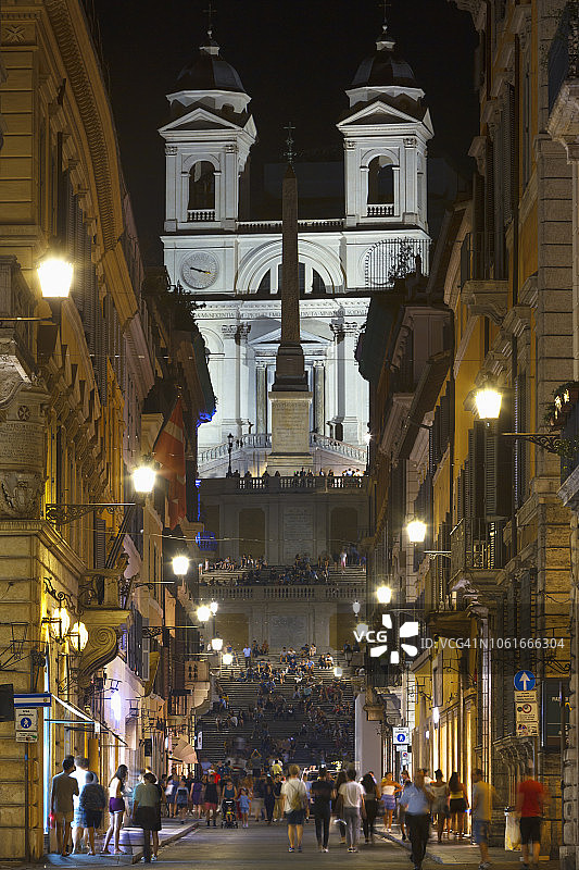 罗马孔多蒂大街至西班牙阶梯和圣三一教堂的夜景图片素材