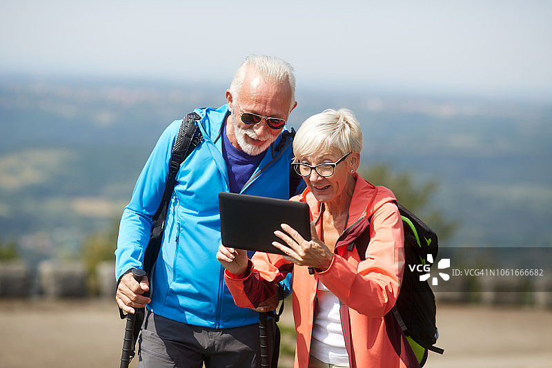 老年背包客图片素材