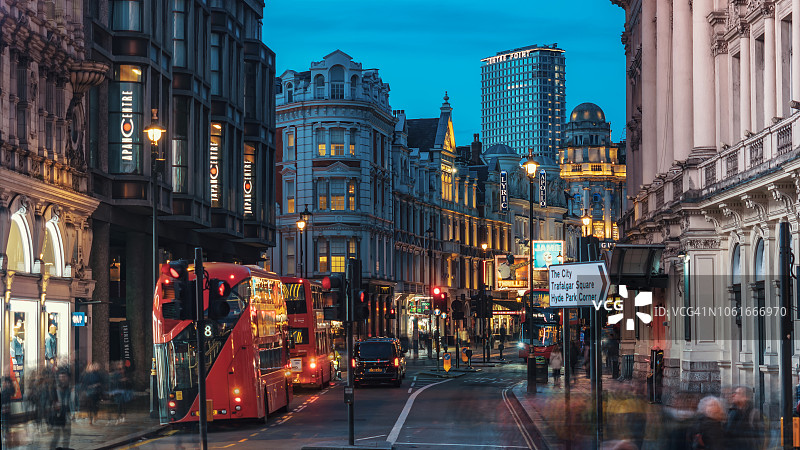 英国伦敦沙夫茨伯里大街的夜晚图片素材