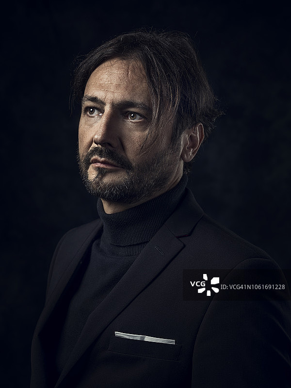 穿黑色西装的艺术家肖像图片素材