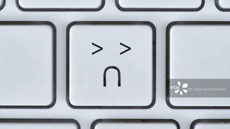 电脑键盘上悲伤的拟人化面部按键图片素材