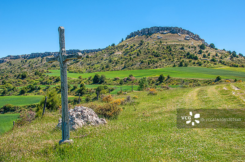 古老的木制十字架和岩石图片素材