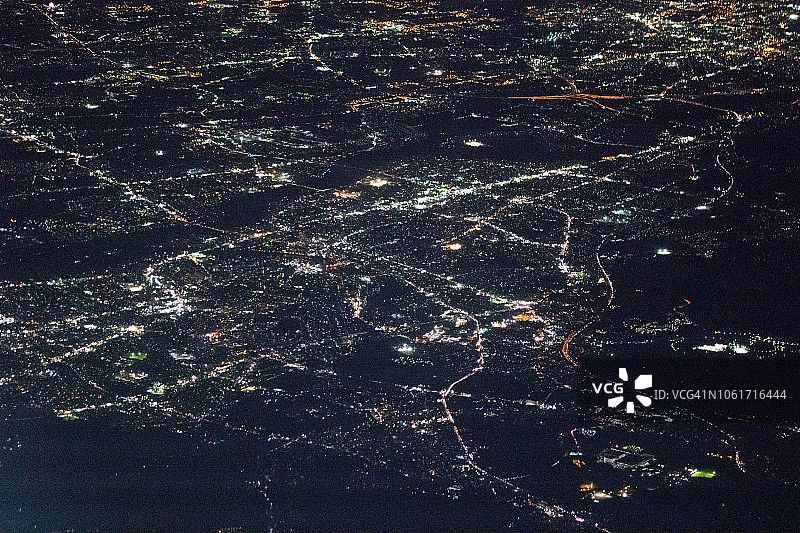 从飞机上俯瞰日本爱知县冈崎市夜景图片素材