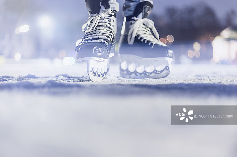 冰冻湖面上脚和冰鞋的特写。冰球。图片素材