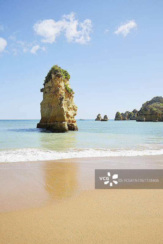 葡萄牙岩石海岸线和海滩（多纳安娜海滩，阿尔加维）图片素材