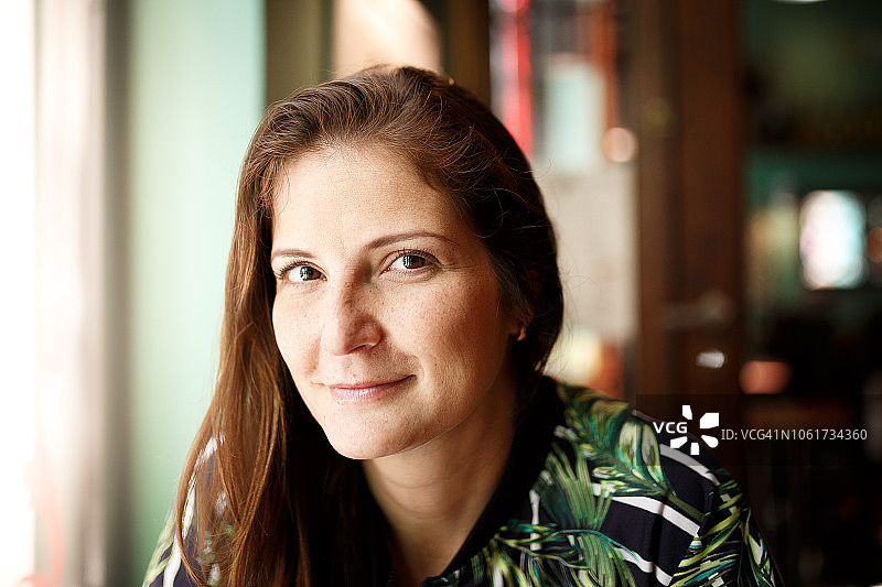 女子在咖啡馆看向镜头的肖像图片素材