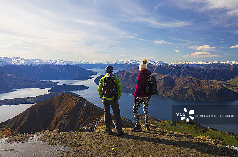 在新西兰罗伊山顶上的女人图片素材