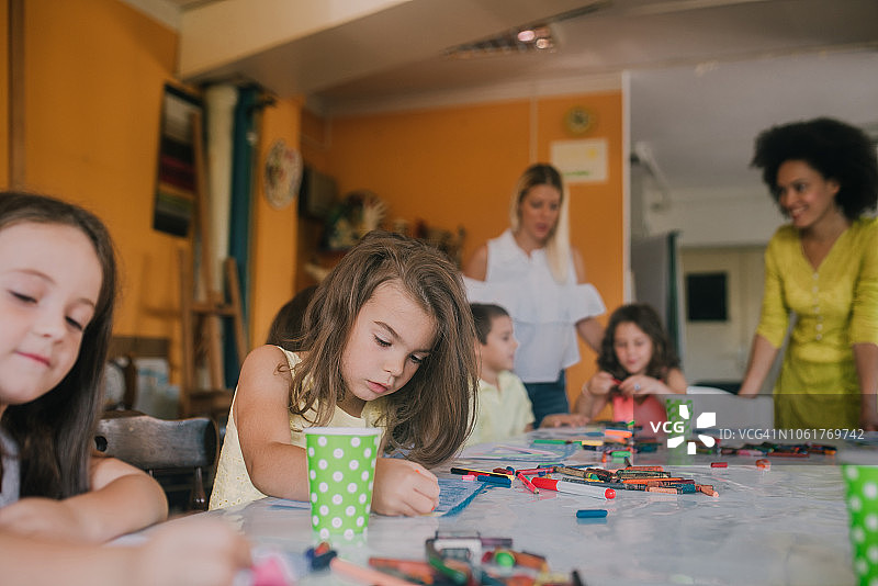 孩子们用蜡笔画画图片素材