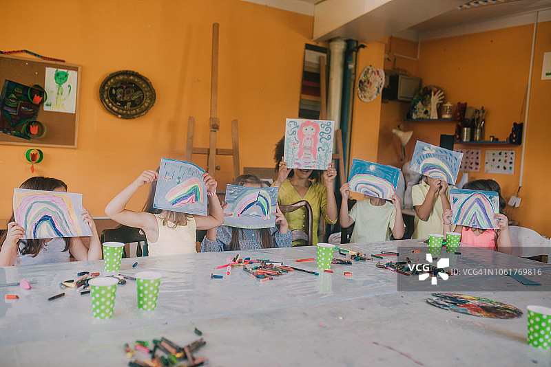 孩子们举起他们的画作图片素材