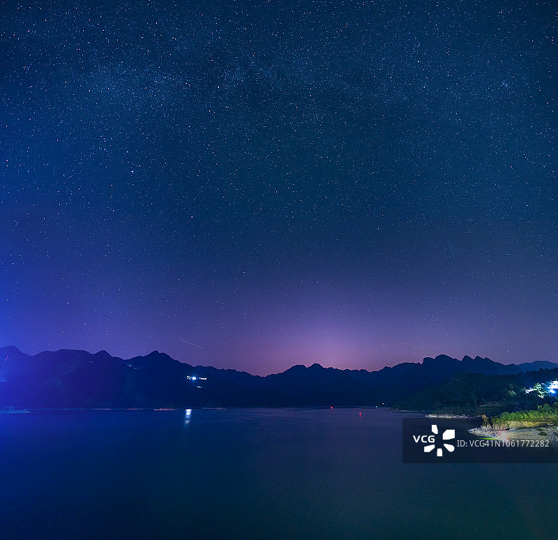 夜晚天空下的湖面风光图片素材