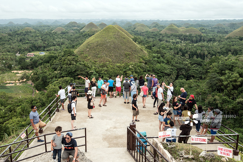 薄荷岛巧克力山顶部的游客图片素材