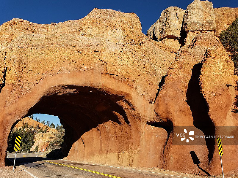 通往布莱斯峡谷国家公园的12号公路隧道，位于犹他州迪克西国家森林的砂岩景观图片素材