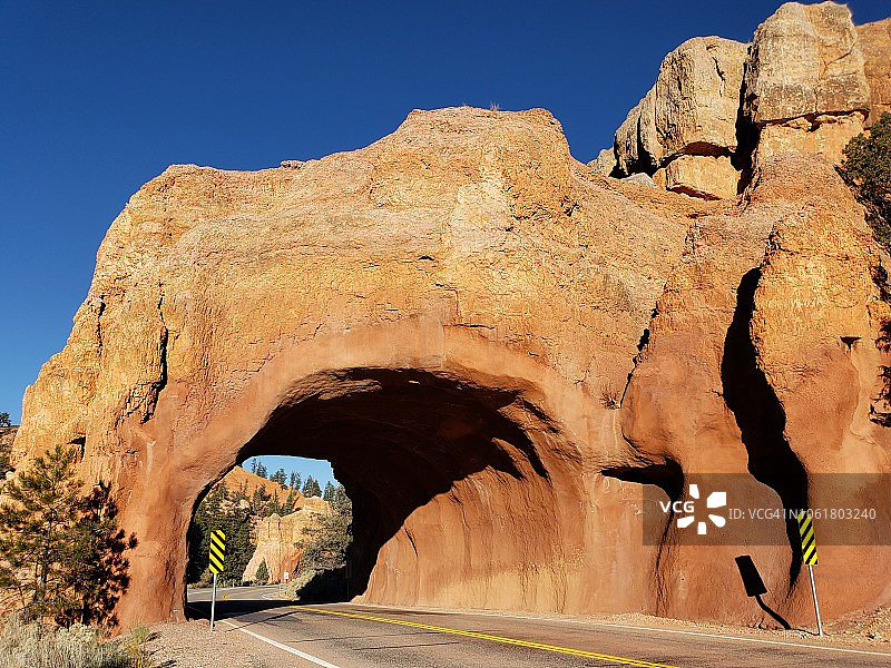 通往布莱斯峡谷国家公园的12号公路隧道，位于犹他州迪克西国家森林的砂岩景观图片素材