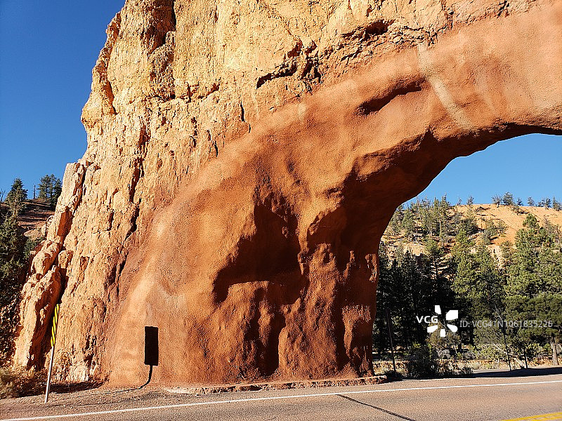 通往布莱斯峡谷国家公园的12号公路隧道，位于犹他州迪克西国家森林的砂岩景观图片素材